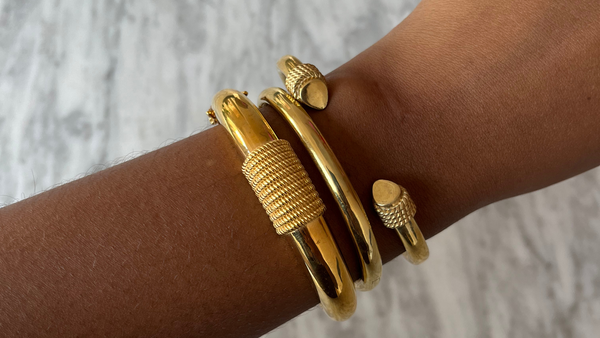 In this guide, we’ll explore the most meaningful and symbolic jewelry graduation gift ideas for 2025.
